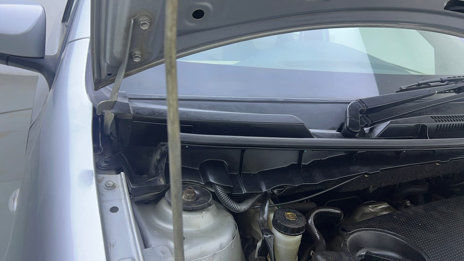 Used 2016 Toyota Etios Liva VD Diesel Manual engine ENGINE RIGHT SIDE HINGE & APRON VIEW