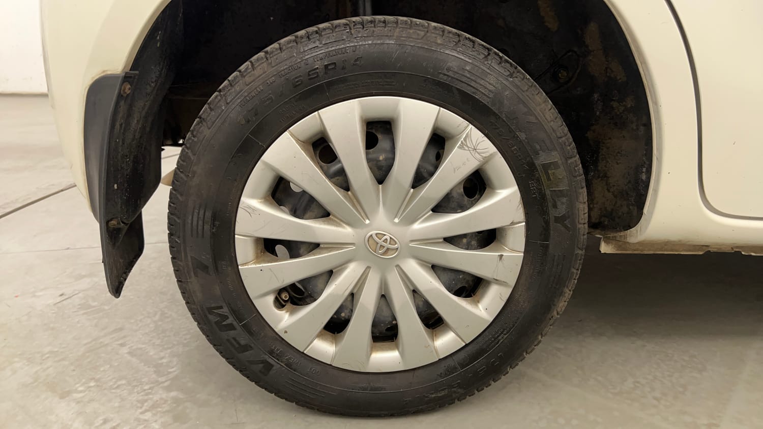 Used 2013 Toyota Etios Liva G Petrol Manual tyres RIGHT REAR TYRE RIM VIEW