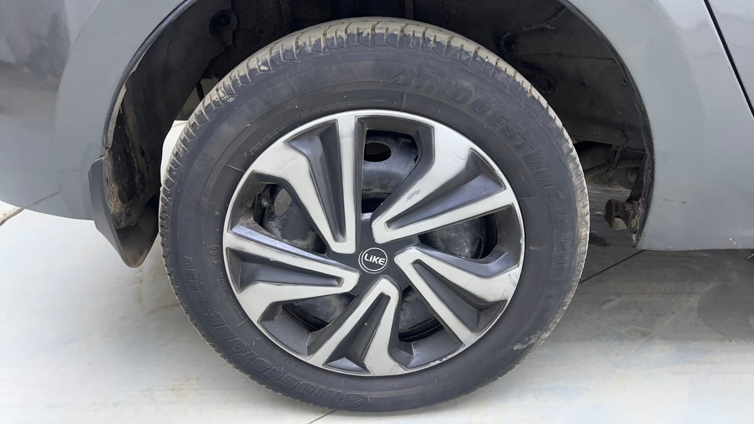 Used 2022 Tata Tigor XMA Petrol Automatic tyres RIGHT REAR TYRE RIM VIEW