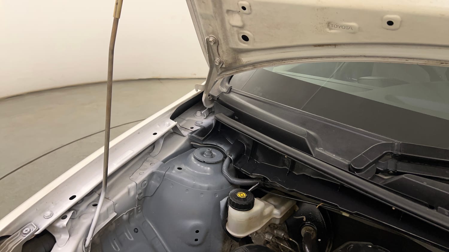 Used 2013 Toyota Etios Liva G Petrol Manual engine ENGINE RIGHT SIDE HINGE & APRON VIEW
