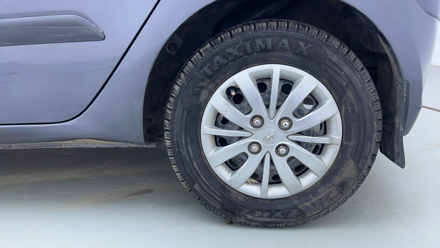 Used 2014 Hyundai i10 Sportz 1.1 iRDE2 Petrol Manual tyres LEFT REAR TYRE RIM VIEW