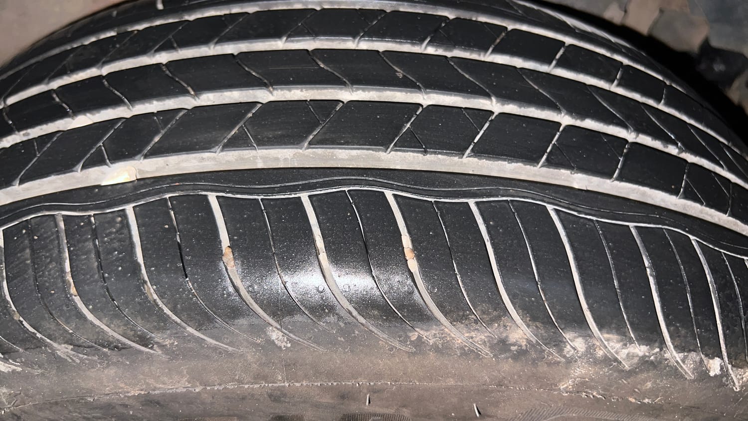 Used 2015 Mahindra XUV500 W10 Diesel Manual tyres LEFT REAR TYRE TREAD VIEW