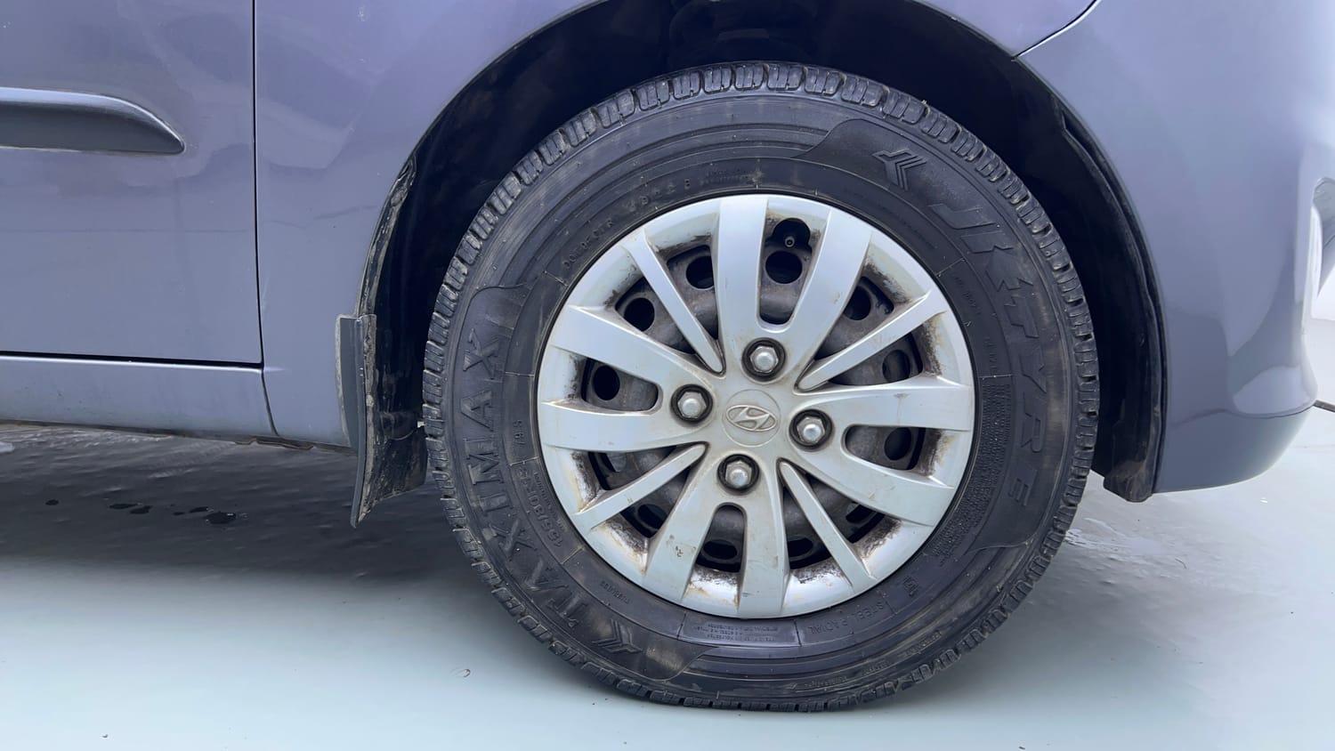 Used 2014 Hyundai i10 Sportz 1.1 iRDE2 Petrol Manual tyres RIGHT FRONT TYRE RIM VIEW