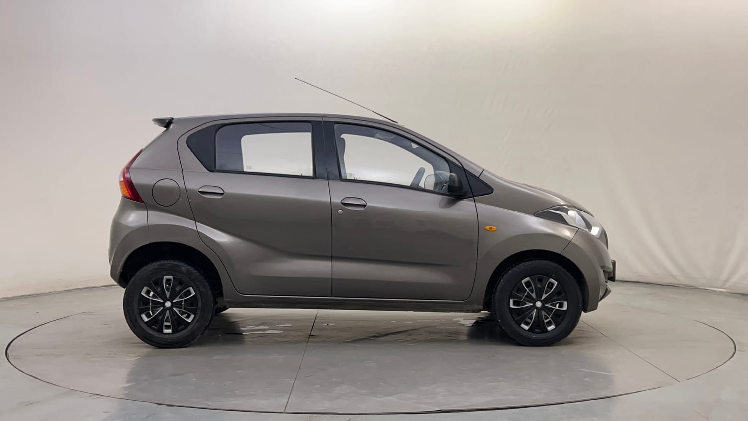 Used 2016 Datsun Redi-GO Sport Petrol Manual exterior RIGHT SIDE VIEW