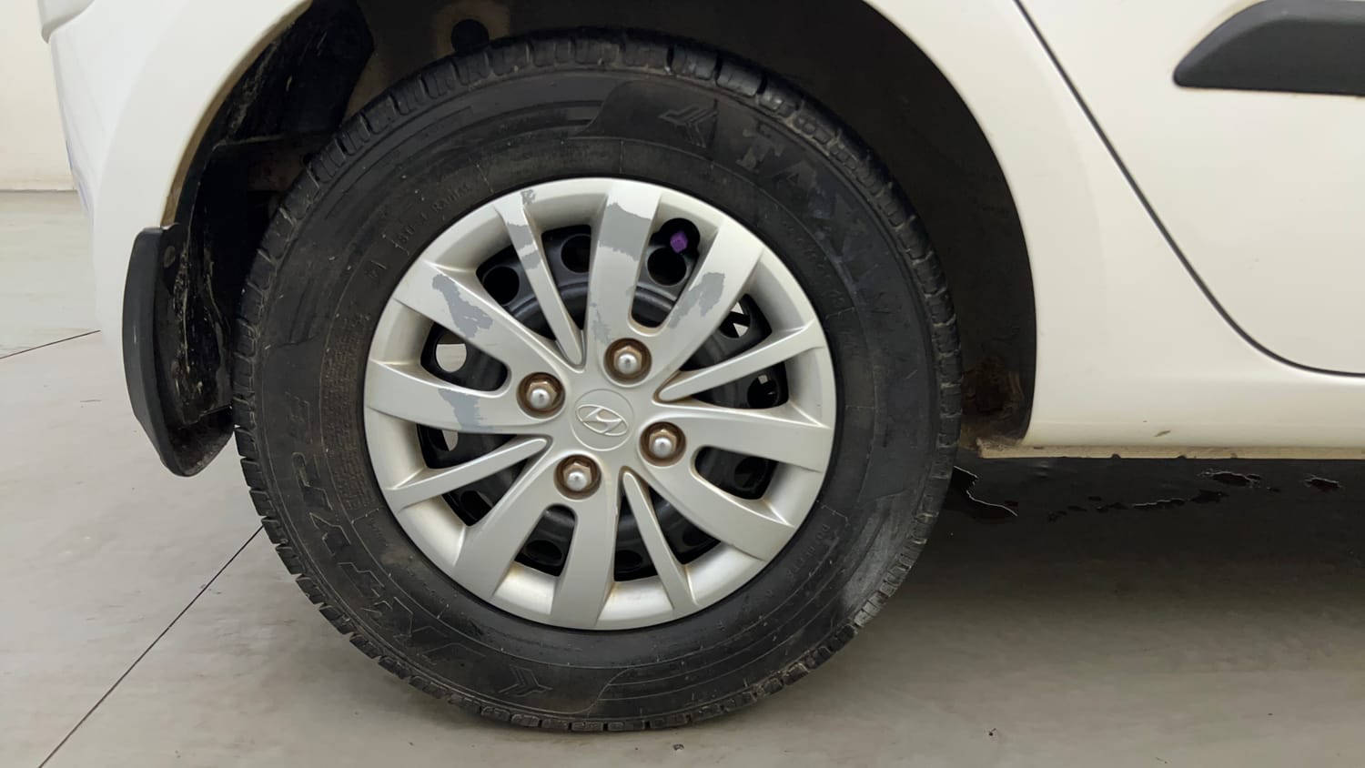Used 2015 Hyundai i10 Sportz 1.1 iRDE2 Petrol Manual tyres RIGHT REAR TYRE RIM VIEW