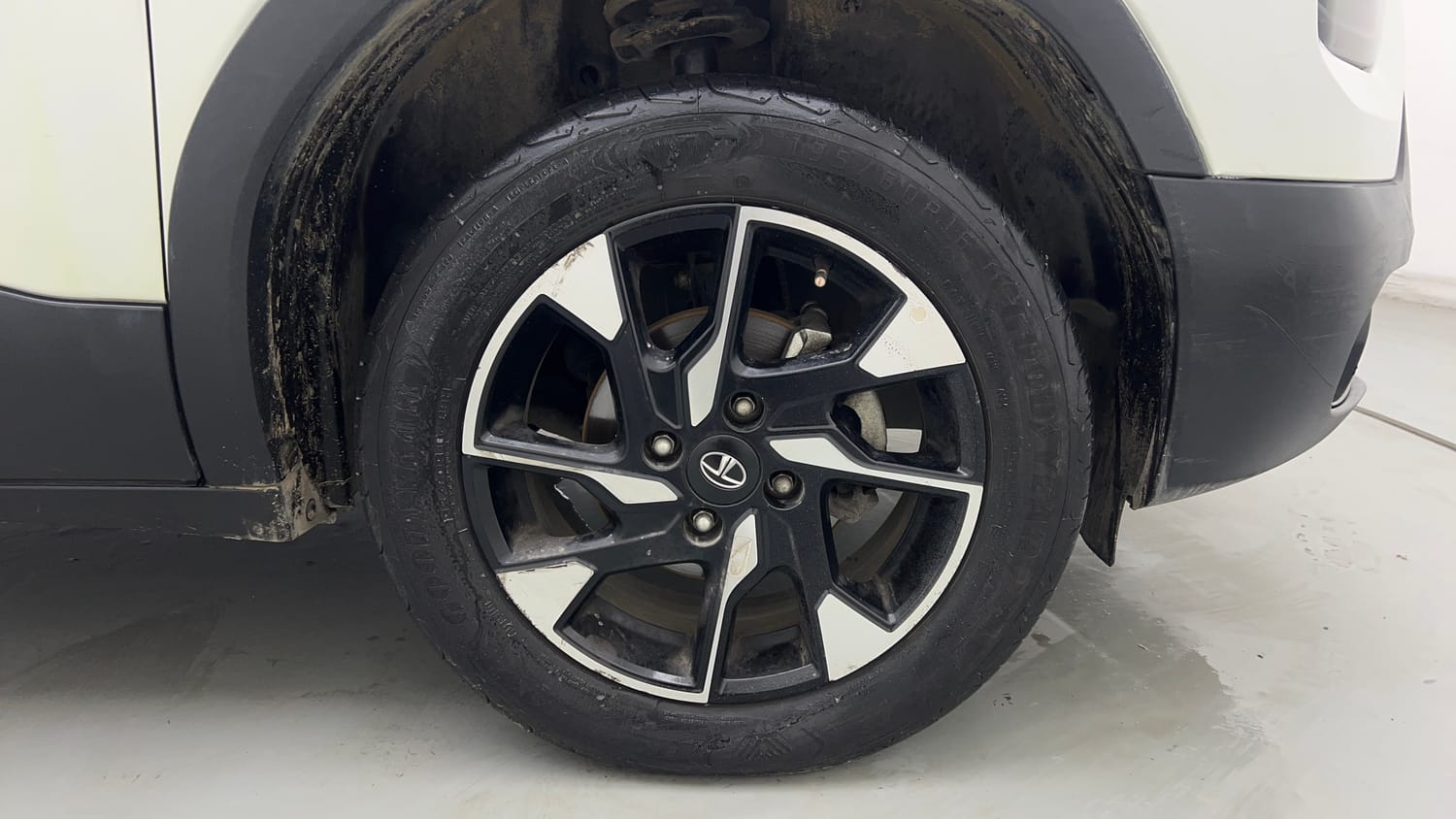 Used 2023 Tata Punch Accomplished Dazzle Sunroof CNG Cng Manual tyres RIGHT FRONT TYRE RIM VIEW