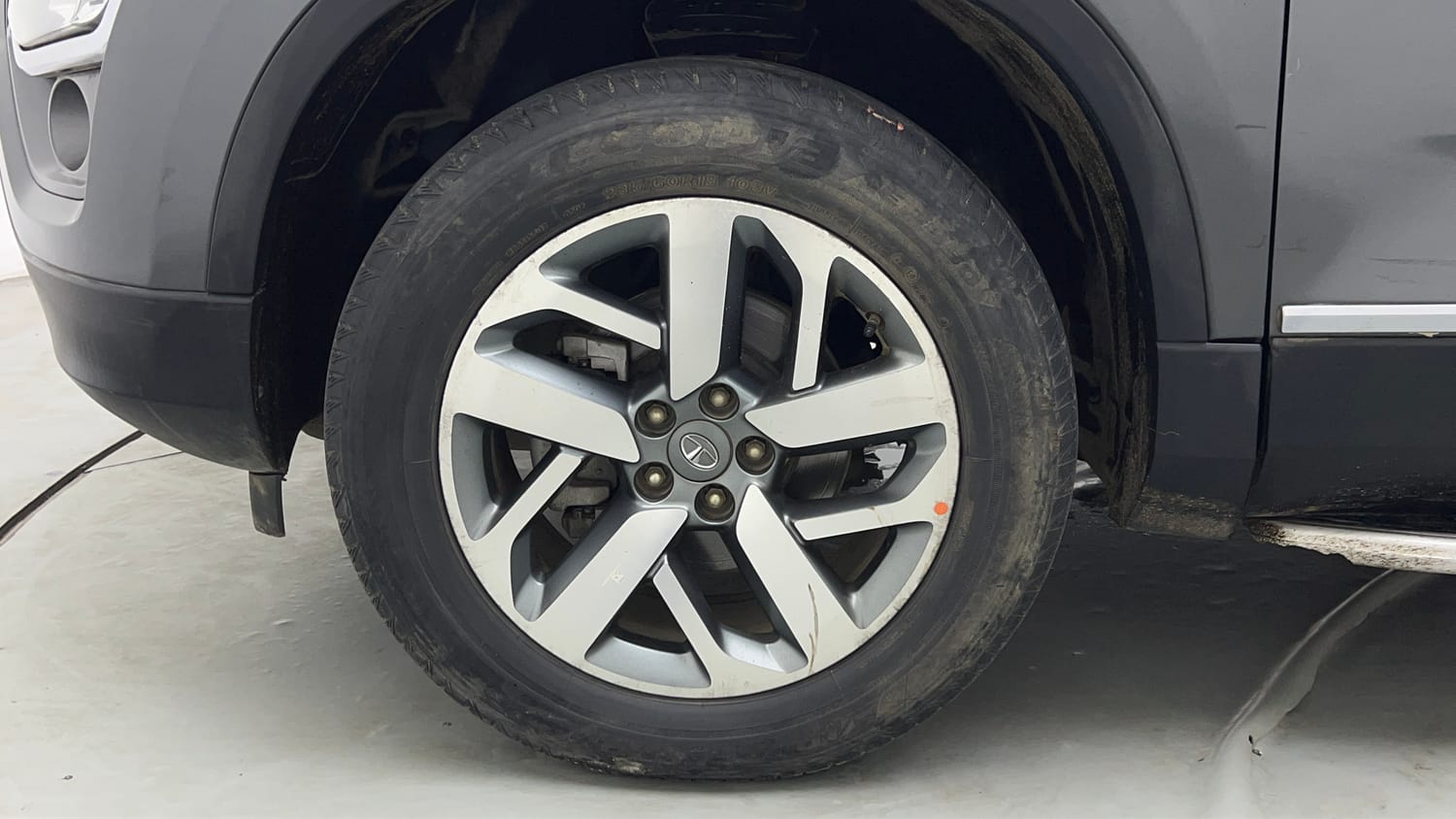 Used 2022 Tata Safari XZA Plus Diesel Automatic tyres LEFT FRONT TYRE RIM VIEW
