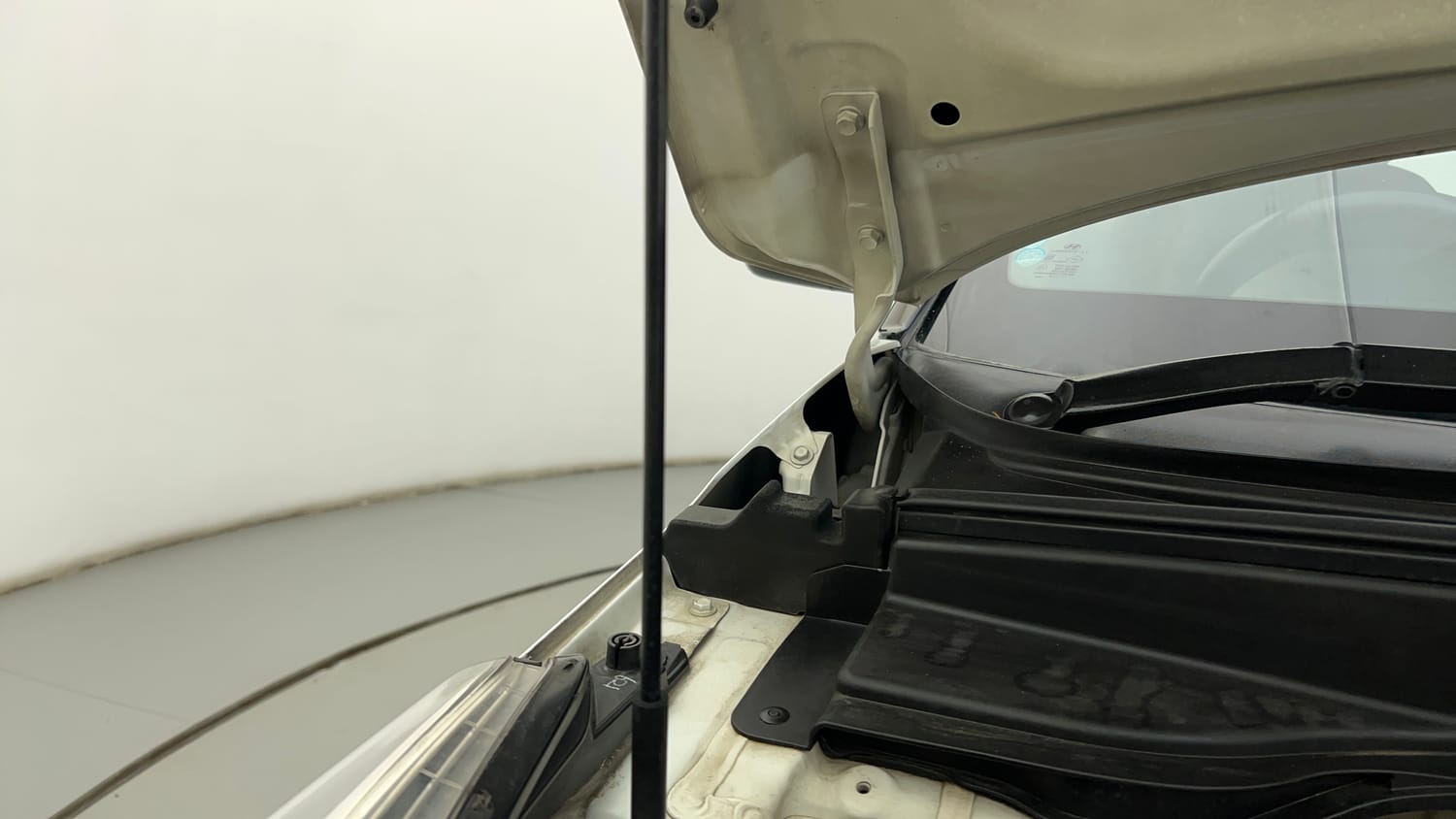 Used 2018 Hyundai Creta SX 1.6 AT Petrol Petrol Automatic engine ENGINE RIGHT SIDE HINGE & APRON VIEW