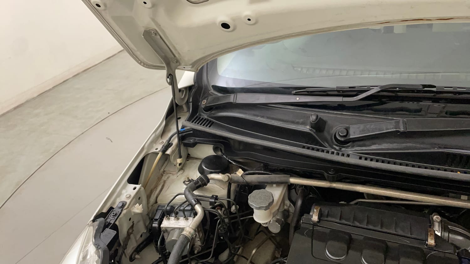 Used 2018 Maruti Suzuki Celerio ZXi (O) AMT Petrol Automatic engine ENGINE RIGHT SIDE HINGE & APRON VIEW