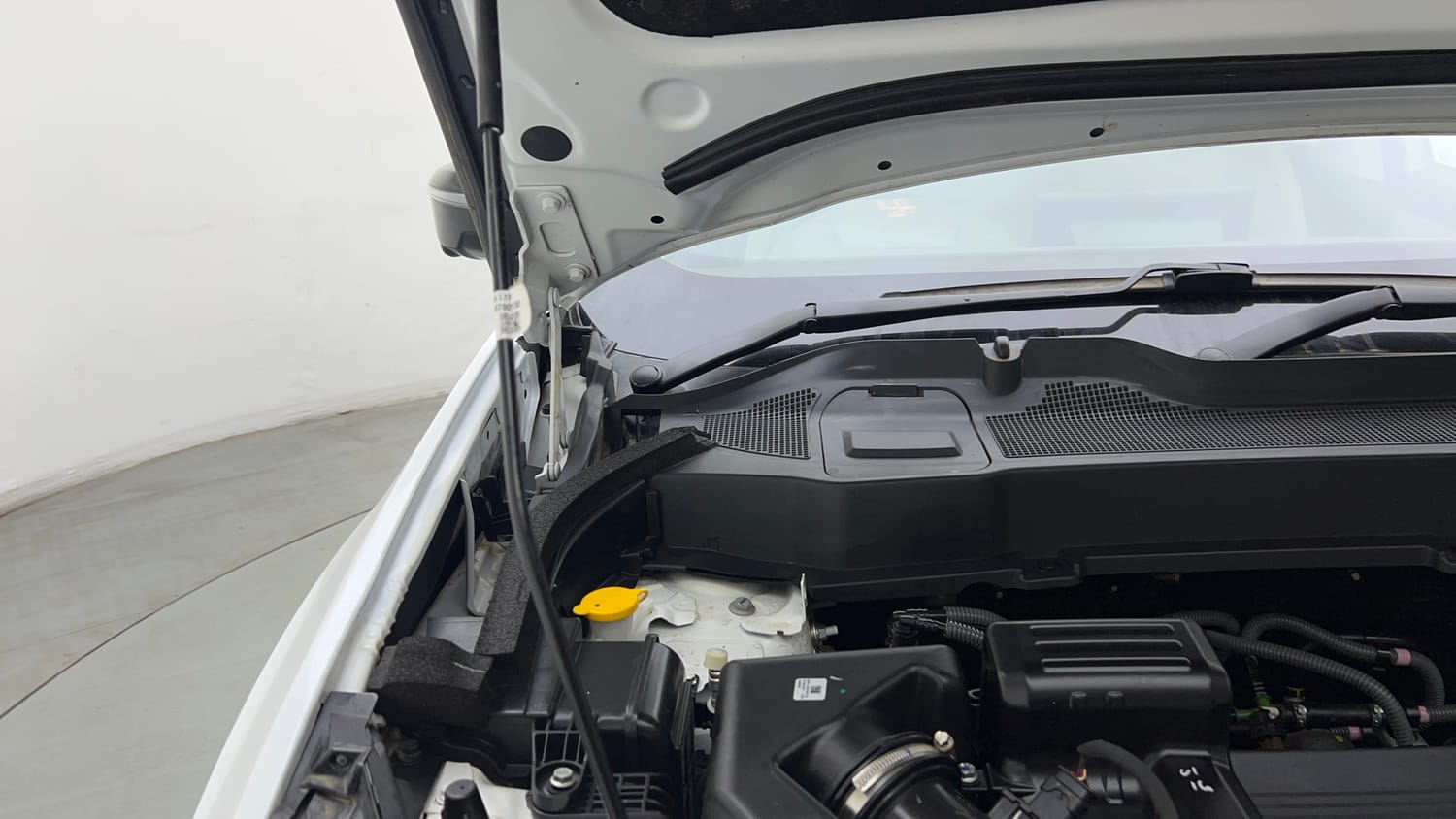 Used 2026 Tata Safari Accomplished X Automatic Petrol Automatic engine ENGINE RIGHT SIDE HINGE & APRON VIEW