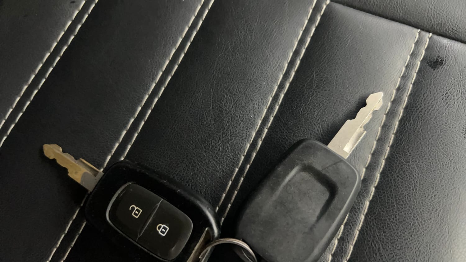 Used 2022 Renault Kwid RXT 1.0 AMT (O) Petrol Automatic extra CAR KEY VIEW