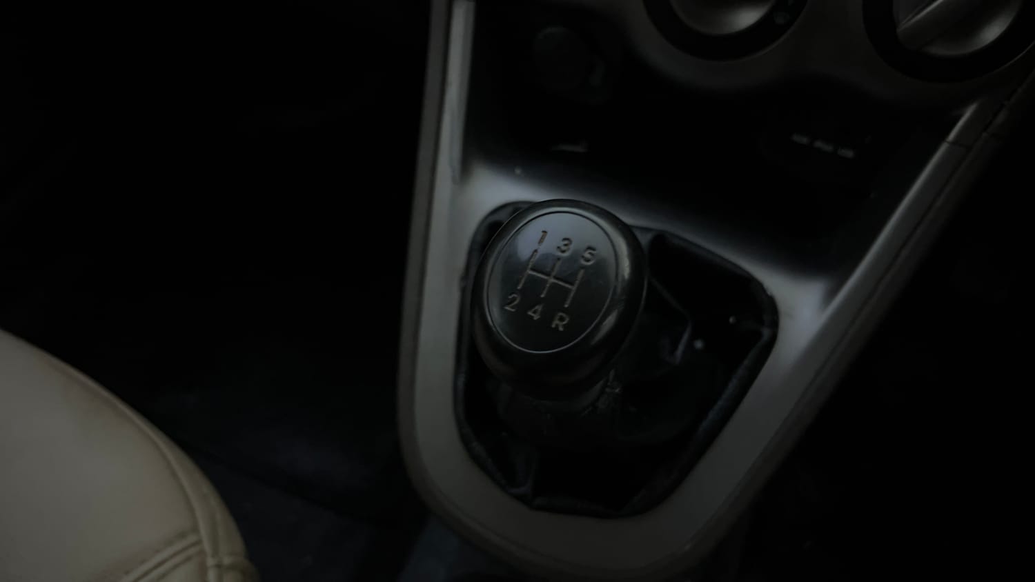 Used 2015 Hyundai i10 Sportz 1.1 iRDE2 Petrol Manual interior GEAR  KNOB VIEW