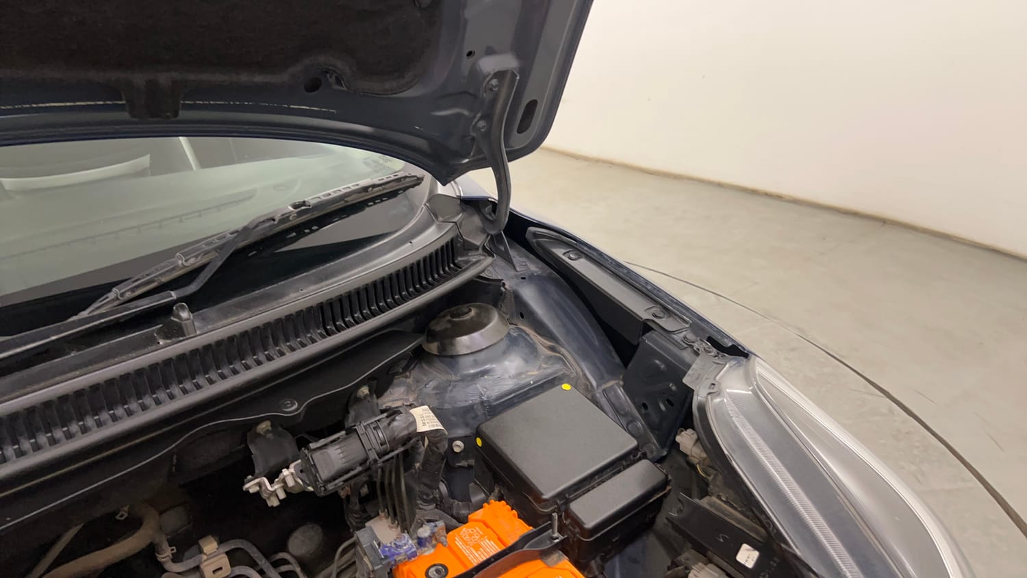 Used 2020 Maruti Suzuki Baleno Zeta Petrol Manual engine ENGINE LEFT SIDE HINGE & APRON VIEW