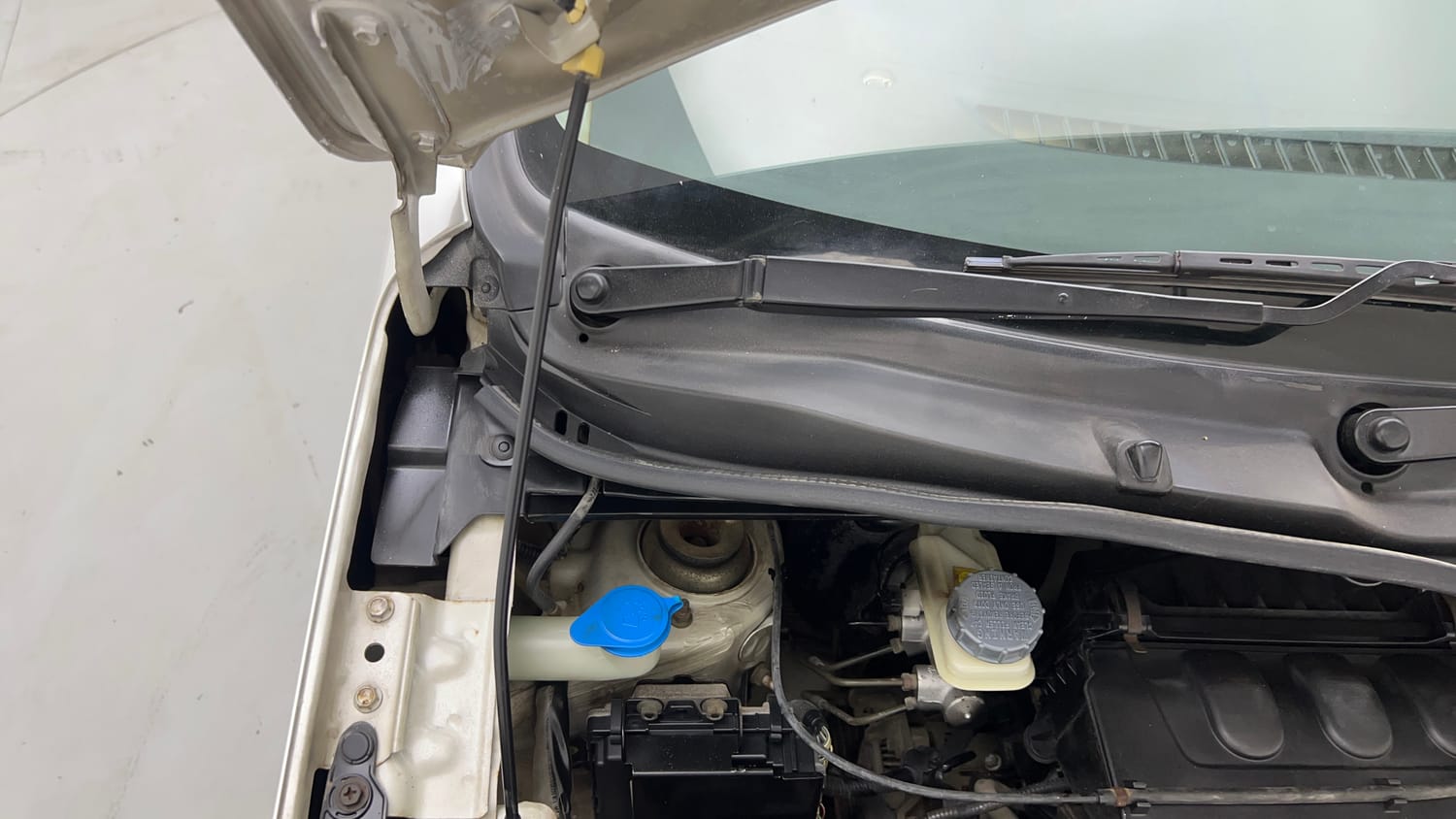 Used 2013 Maruti Suzuki Wagon R LXI CNG Cng Manual engine ENGINE RIGHT SIDE HINGE & APRON VIEW