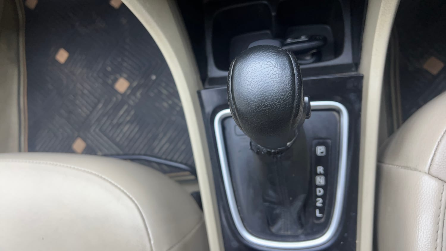 Used 2017 Maruti Suzuki Ciaz Alpha 1.4 AT Petrol Automatic interior GEAR  KNOB VIEW