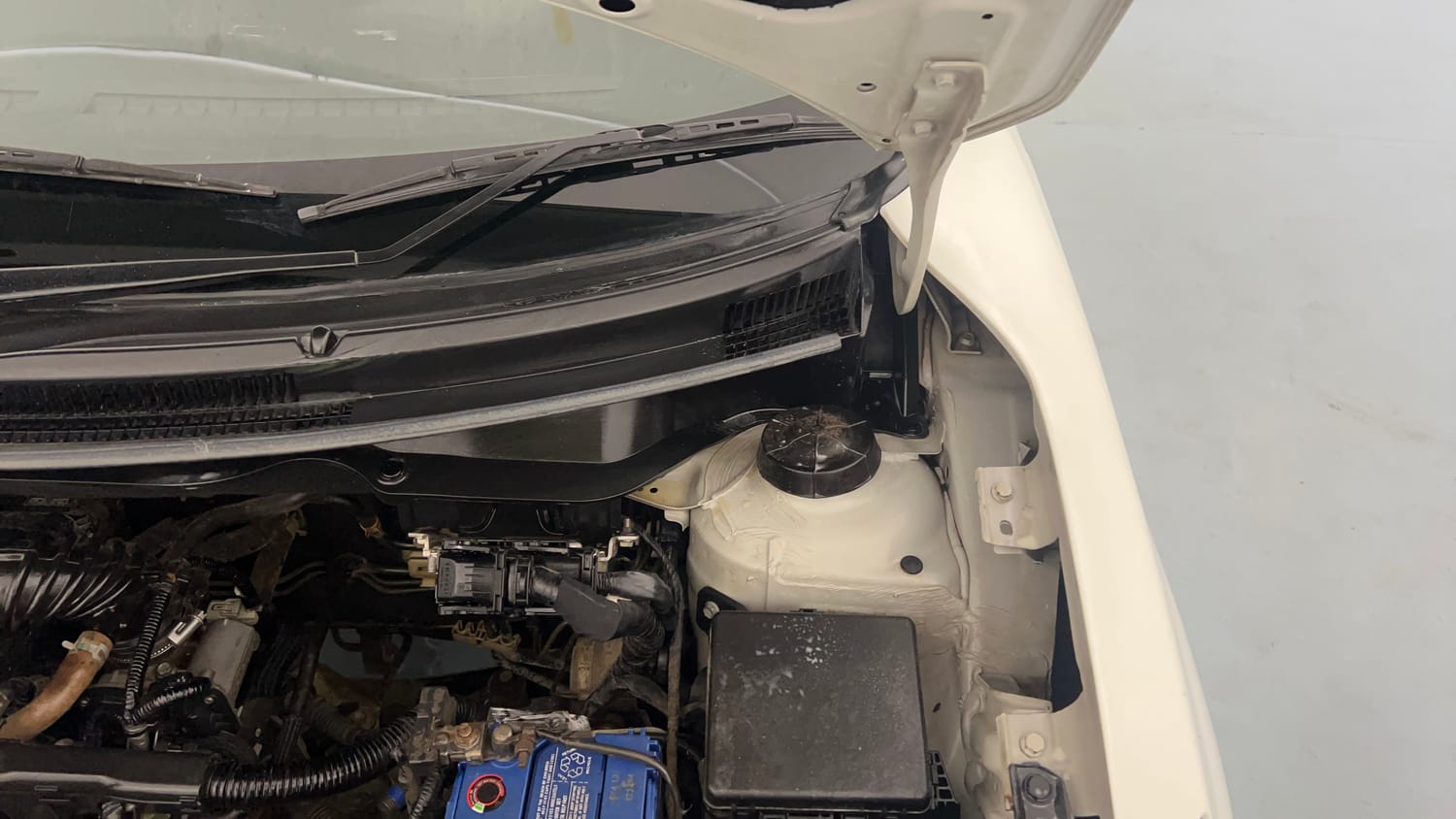 Used 2021 Maruti Suzuki Dzire VXi Petrol Manual engine ENGINE LEFT SIDE HINGE & APRON VIEW