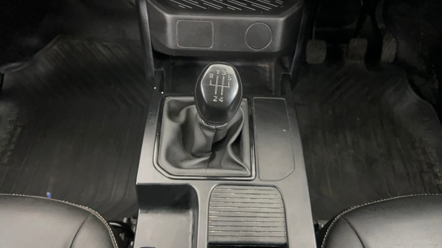 Used 2023 Renault Kiger RXE MT Petrol Manual interior GEAR  KNOB VIEW