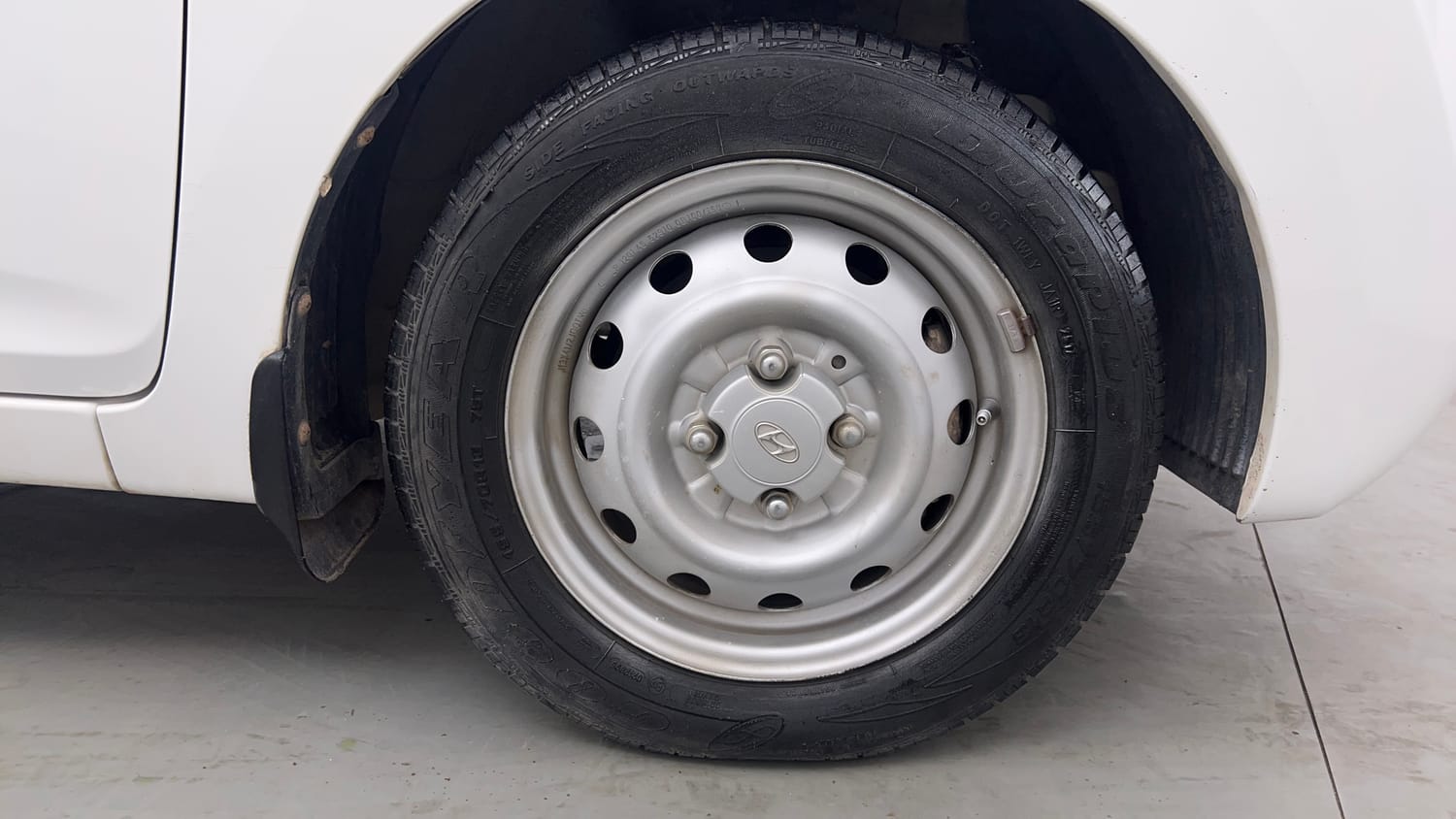 Used 2018 Hyundai Eon Era + AirBag Petrol Manual tyres RIGHT FRONT TYRE RIM VIEW