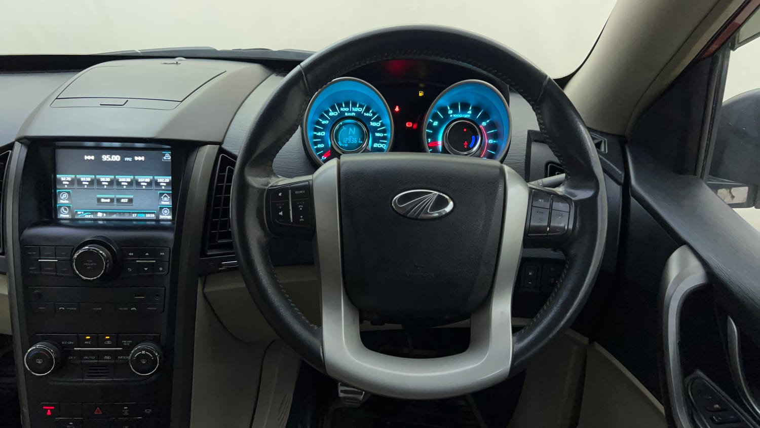 Used 2015 Mahindra XUV500 W10 Diesel Manual interior STEERING VIEW