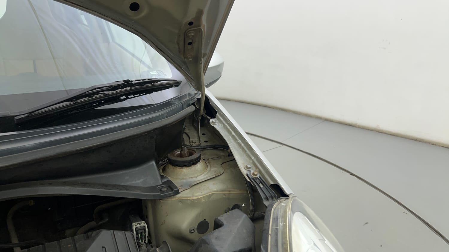 Used 2013 Honda Brio S MT Petrol Manual engine ENGINE LEFT SIDE HINGE & APRON VIEW