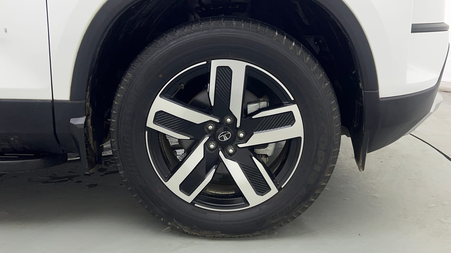 Used 2026 Tata Safari Accomplished X Automatic Petrol Automatic tyres RIGHT FRONT TYRE RIM VIEW
