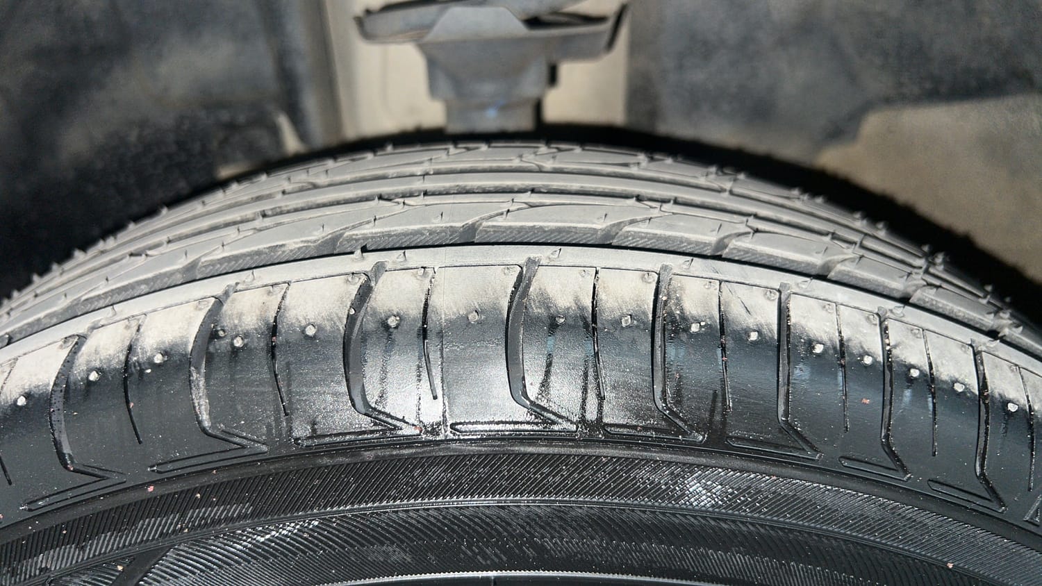 Used 2022 Renault Kwid RXT 1.0 AMT (O) Petrol Automatic tyres LEFT FRONT TYRE TREAD VIEW