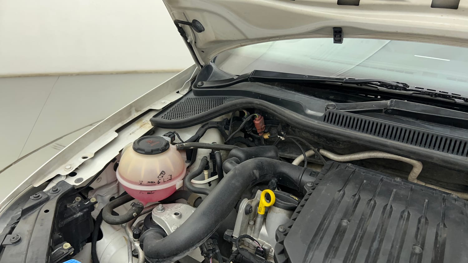 Used 2019 Volkswagen Ameo Comfortline 1.0L (P) Petrol Manual engine ENGINE RIGHT SIDE HINGE & APRON VIEW