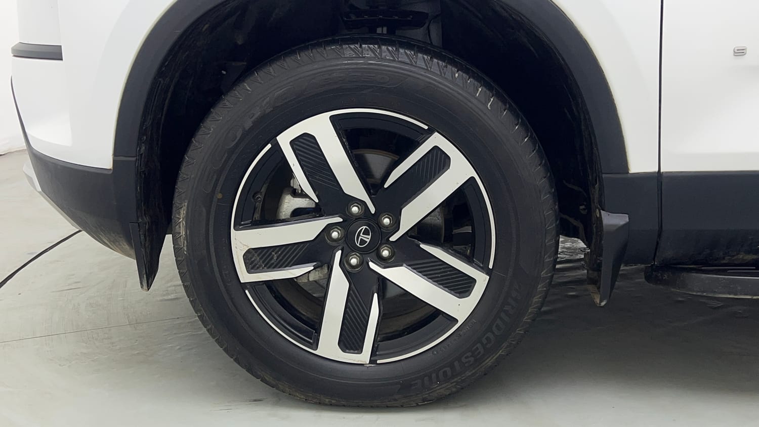 Used 2026 Tata Safari Accomplished X Automatic Petrol Automatic tyres LEFT FRONT TYRE RIM VIEW