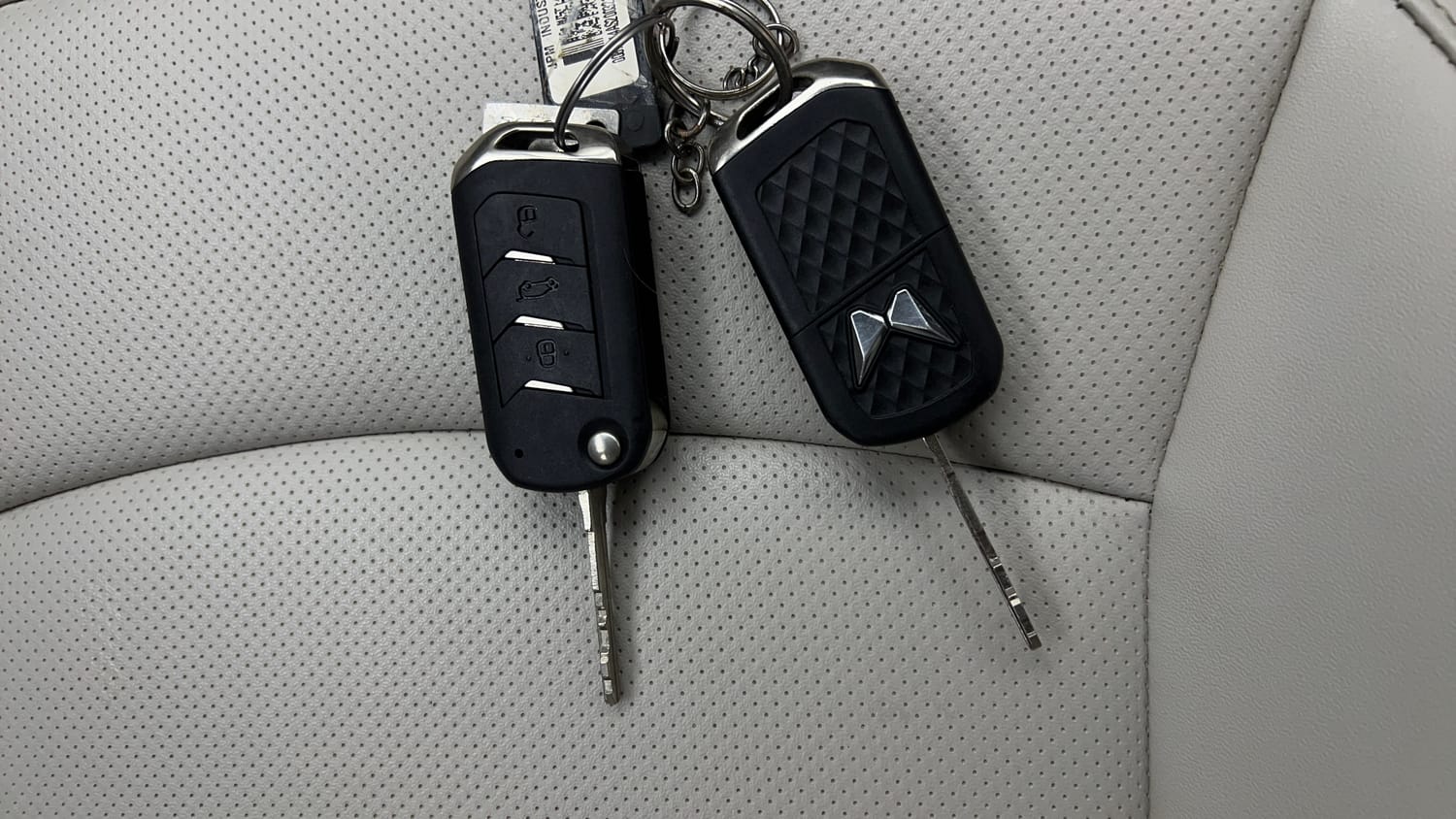 Used 2022 Mahindra XUV 300 W8 (O) 1.5 Diesel Diesel Manual extra CAR KEY VIEW