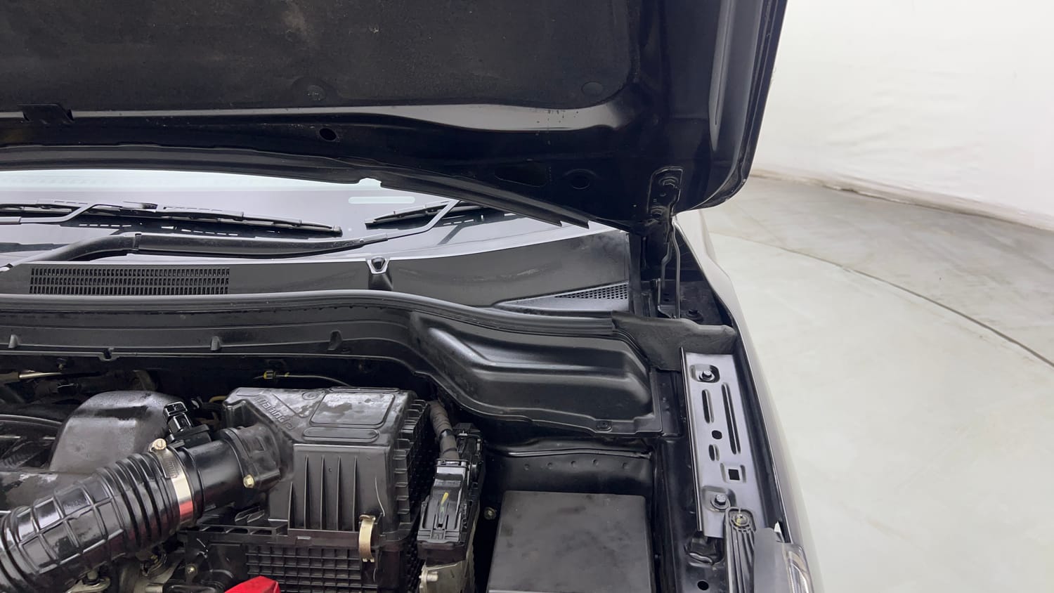 Used 2022 Mahindra XUV 300 W8 (O) 1.5 Diesel Diesel Manual engine ENGINE LEFT SIDE HINGE & APRON VIEW