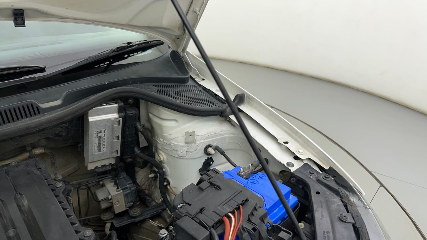 Used 2019 Volkswagen Ameo Comfortline 1.0L (P) Petrol Manual engine ENGINE LEFT SIDE HINGE & APRON VIEW