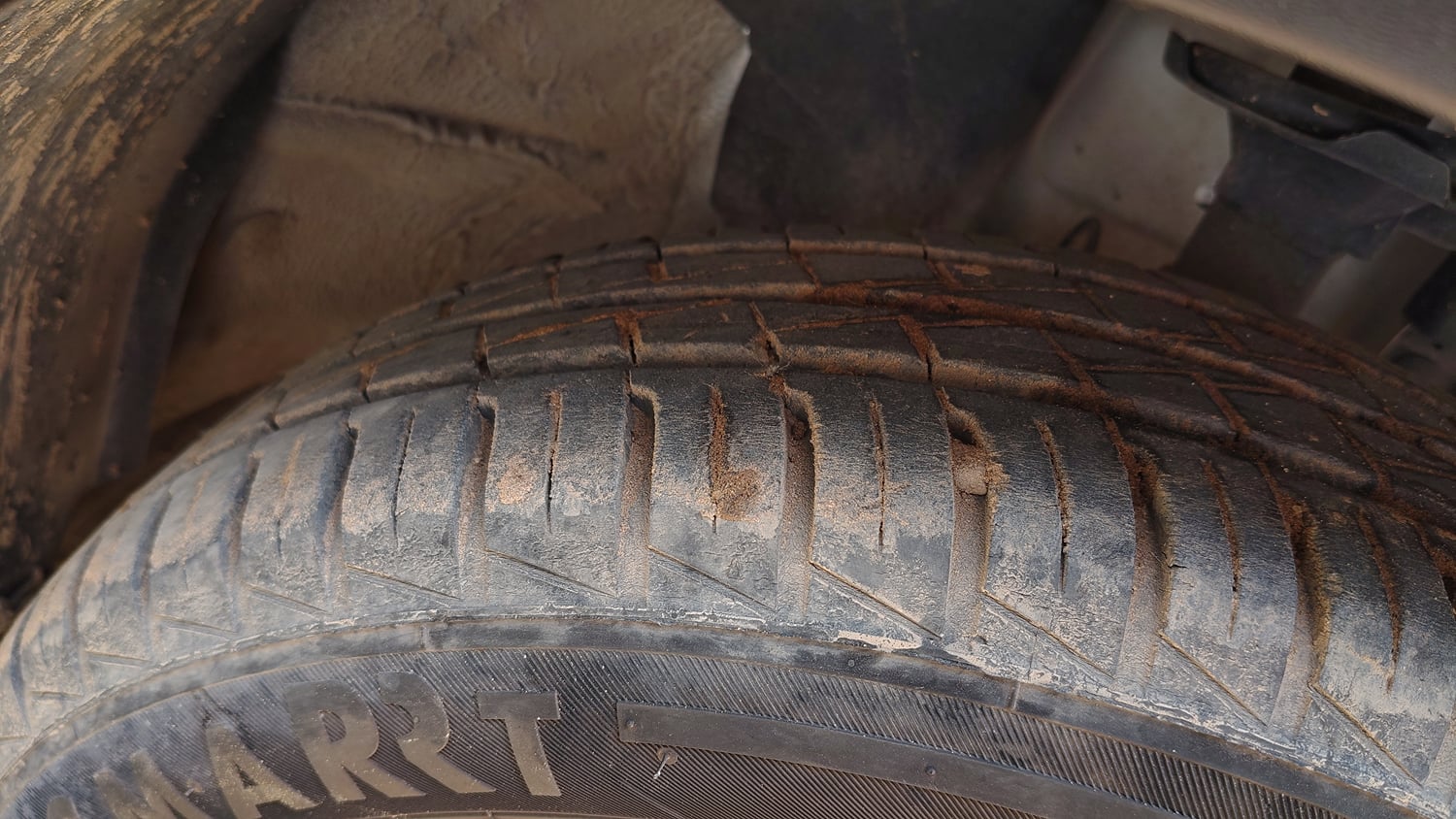 Used 2024 Renault Kwid CLIMBER 1.0 AMT Dual Tone Petrol Automatic tyres RIGHT FRONT TYRE TREAD VIEW