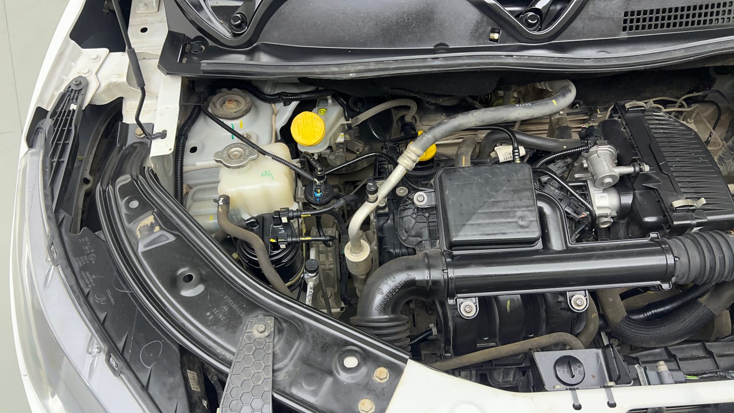 Used 2021 Nissan Magnite XE Petrol Manual engine ENGINE RIGHT SIDE VIEW