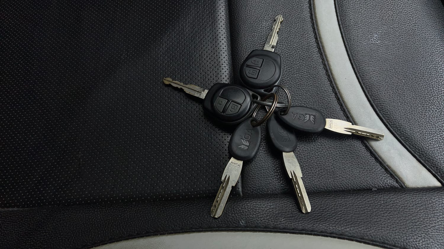 Used 2017 Maruti Suzuki Swift Lxi (O) Petrol Manual extra CAR KEY VIEW