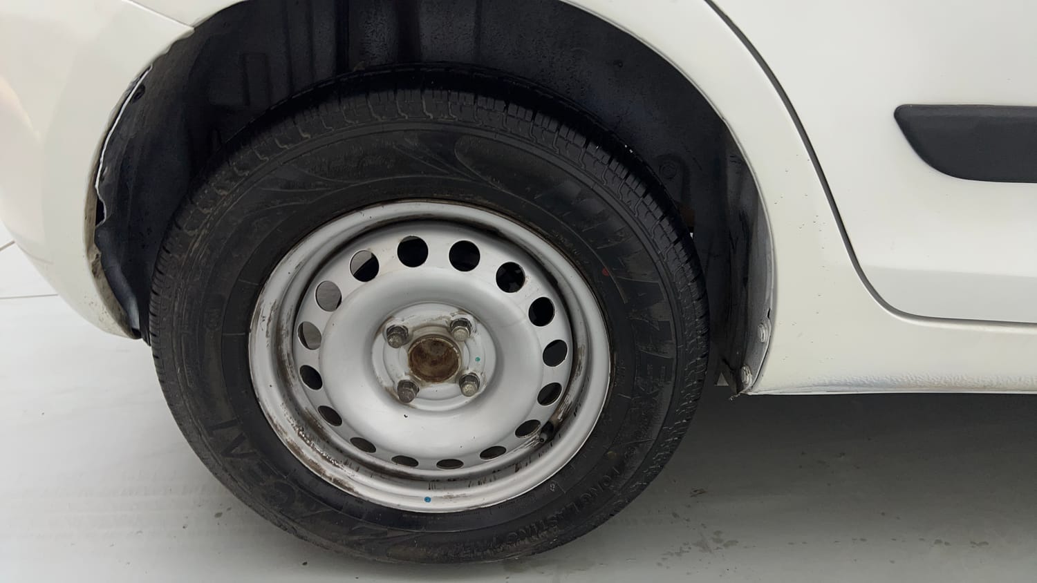 Used 2017 Maruti Suzuki Swift Lxi (O) Petrol Manual tyres RIGHT REAR TYRE RIM VIEW