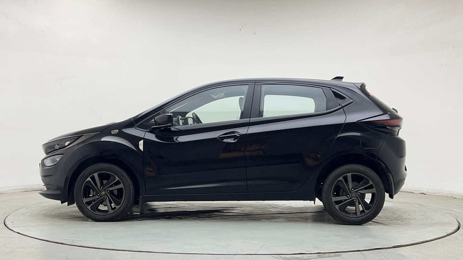 Used 2024 Tata Altroz XZ Plus (S) Dark Edition Diesel Diesel Manual exterior LEFT SIDE VIEW