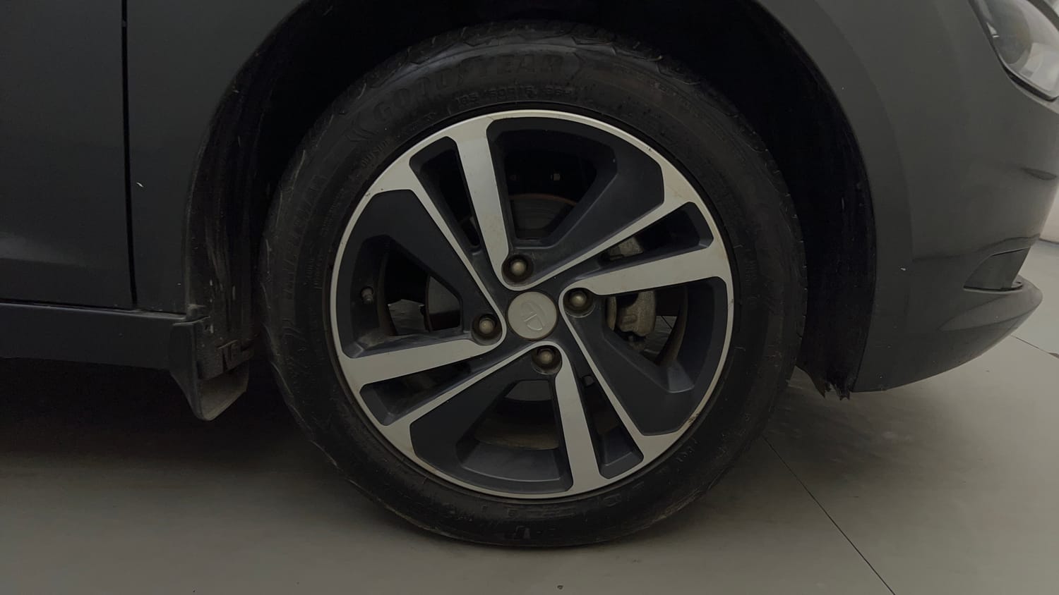 Used 2023 Tata Altroz XZ Diesel Diesel Manual tyres RIGHT FRONT TYRE RIM VIEW