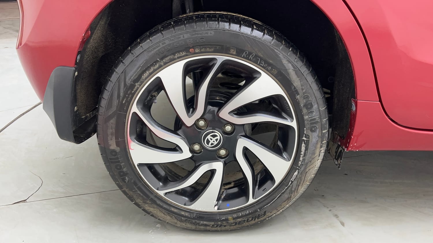 Used 2021 Toyota Glanza G CVT Petrol Automatic tyres RIGHT REAR TYRE RIM VIEW