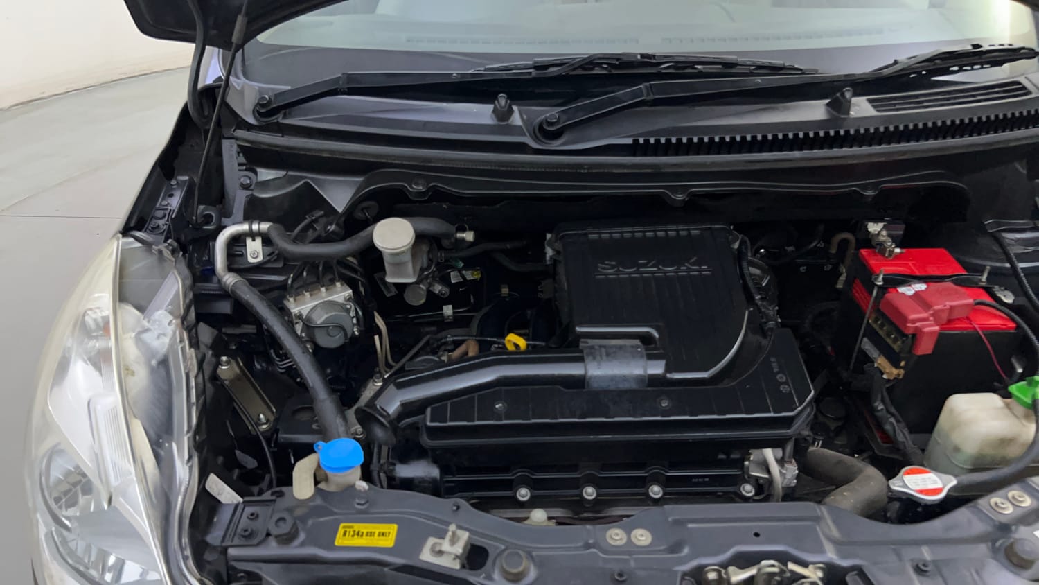 Used 2017 Maruti Suzuki Ertiga ZXI+ Petrol Manual engine ENGINE RIGHT SIDE HINGE & APRON VIEW