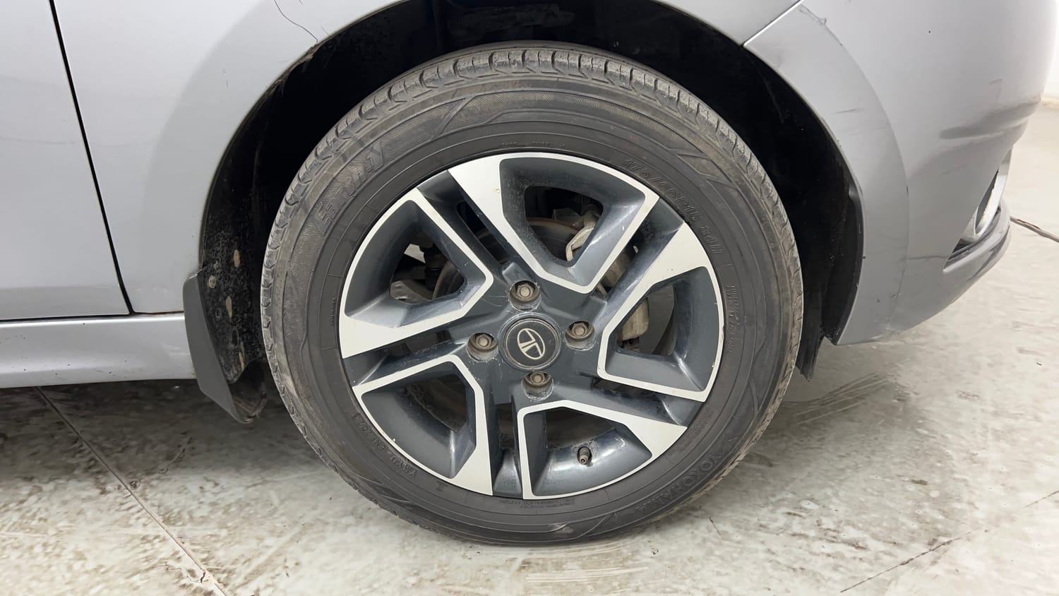 Used 2019 Tata Tigor Revotron XZA Petrol Automatic tyres RIGHT FRONT TYRE RIM VIEW