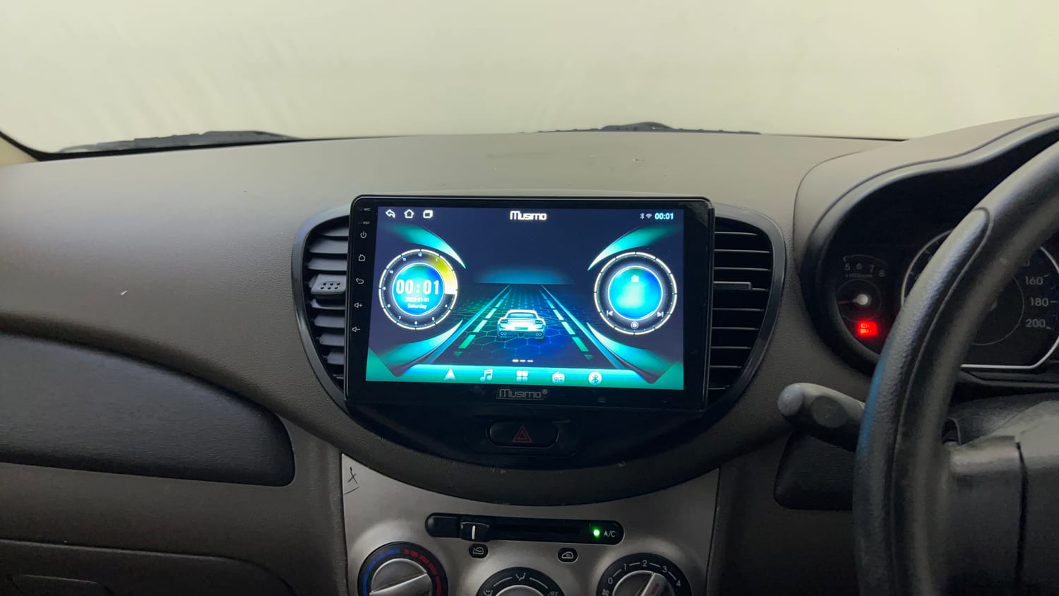 Used 2015 Hyundai i10 Sportz 1.1 iRDE2 Petrol Manual top_features Integrated (in-dash) music system