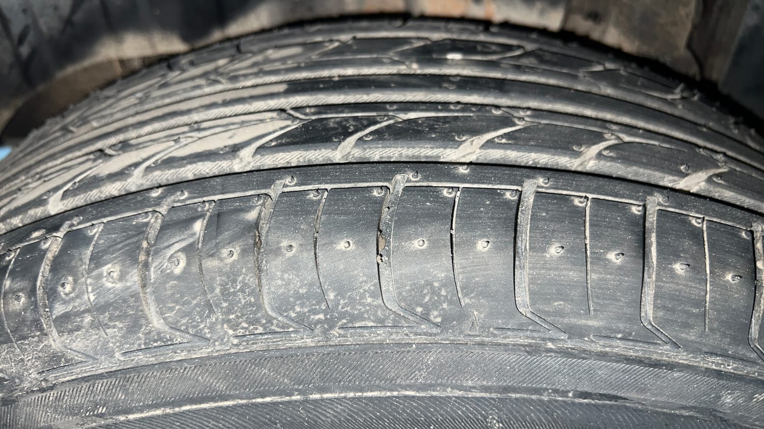 Used 2022 Mahindra XUV 300 W8 (O) 1.5 Diesel Diesel Manual tyres RIGHT REAR TYRE TREAD VIEW