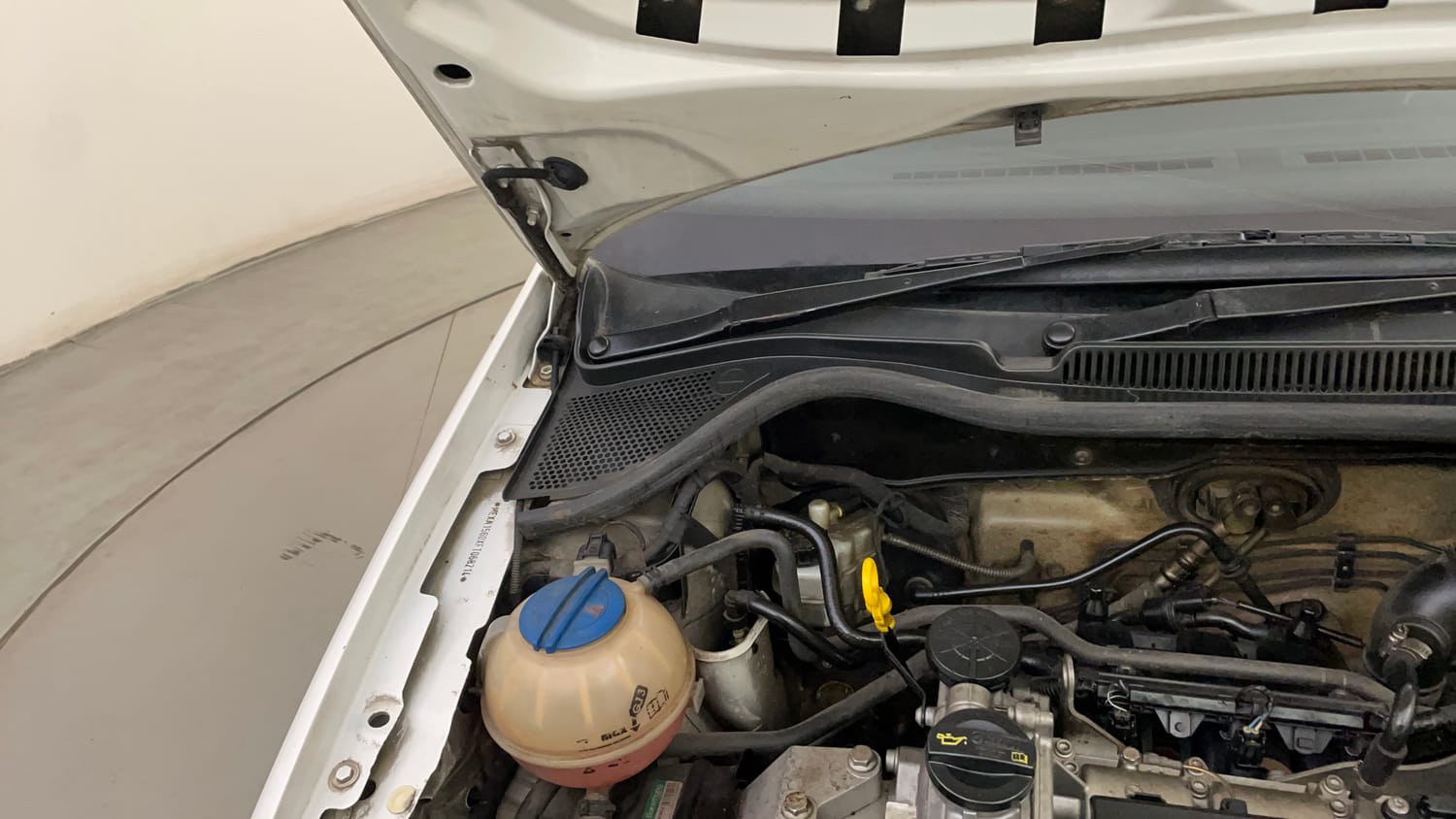 Used 2015 Volkswagen Polo Highline1.2L (P) Petrol Manual engine ENGINE RIGHT SIDE HINGE & APRON VIEW
