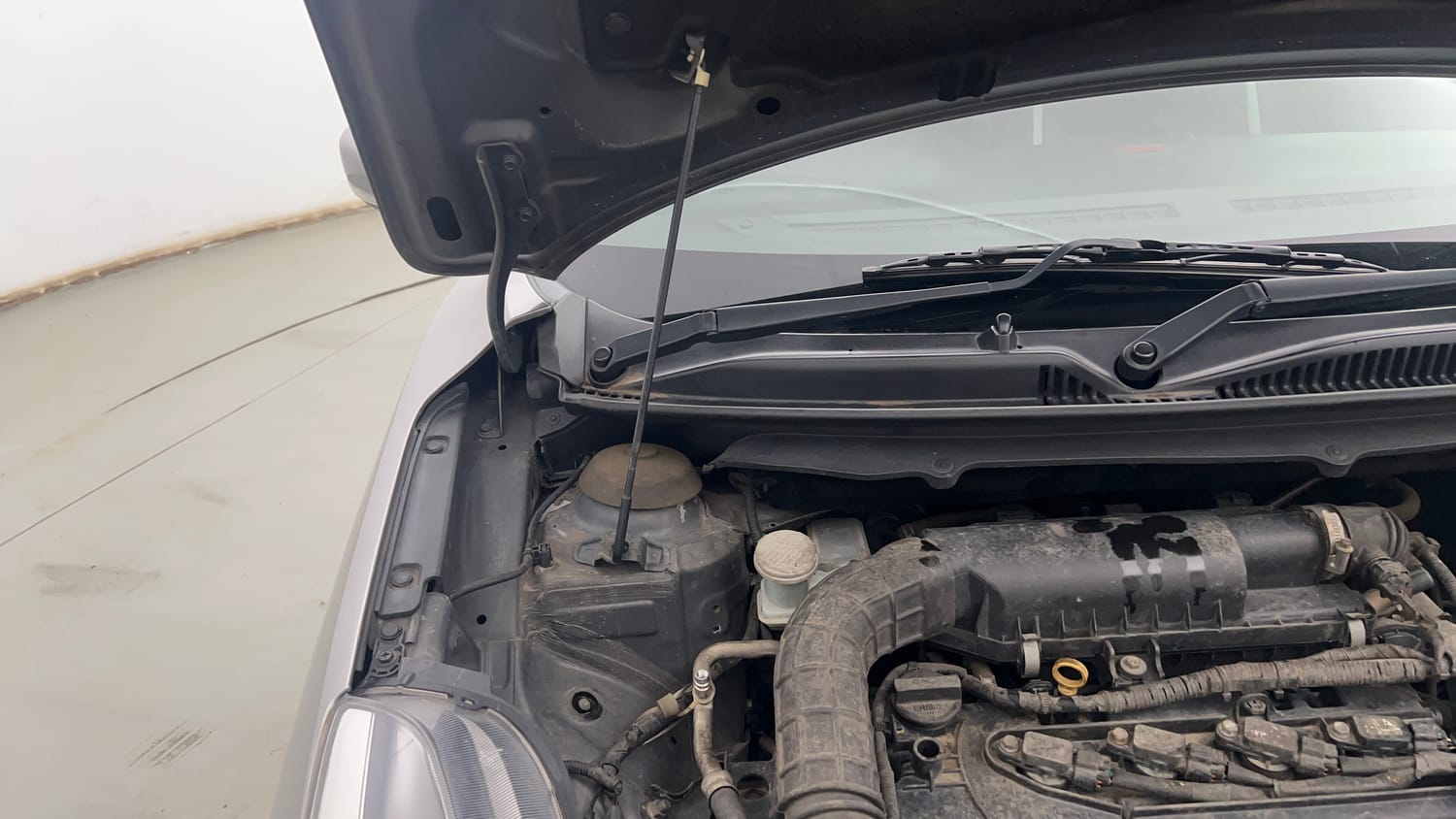 Used 2020 Maruti Suzuki Baleno Alpha Automatic Petrol Automatic engine ENGINE RIGHT SIDE HINGE & APRON VIEW