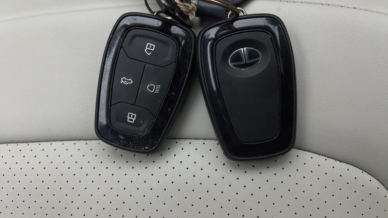 Used 2022 Tata Safari XZA Plus Diesel Automatic extra CAR KEY VIEW