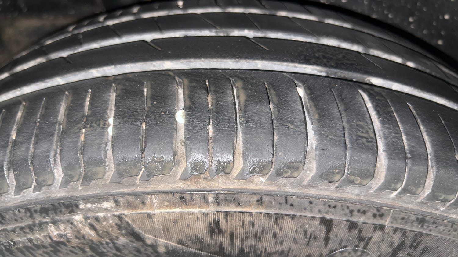 Used 2017 Maruti Suzuki Ertiga ZXI+ Petrol Manual tyres RIGHT REAR TYRE TREAD VIEW