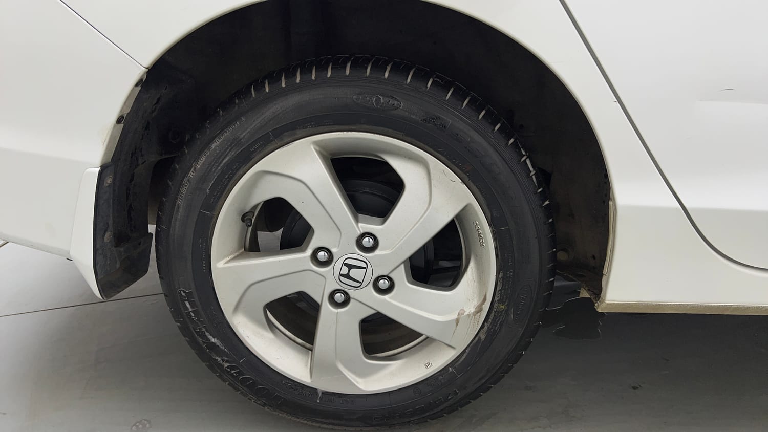 Used 2015 Honda City V Petrol Manual tyres RIGHT REAR TYRE RIM VIEW