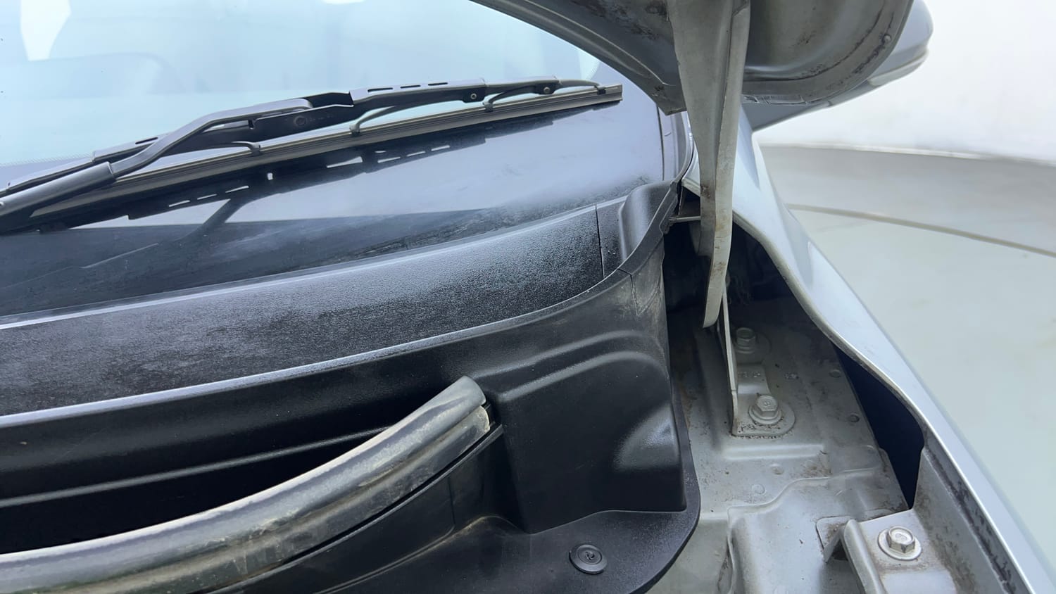Used 2017 Maruti Suzuki Ertiga VXI CNG Cng Manual engine ENGINE LEFT SIDE HINGE & APRON VIEW