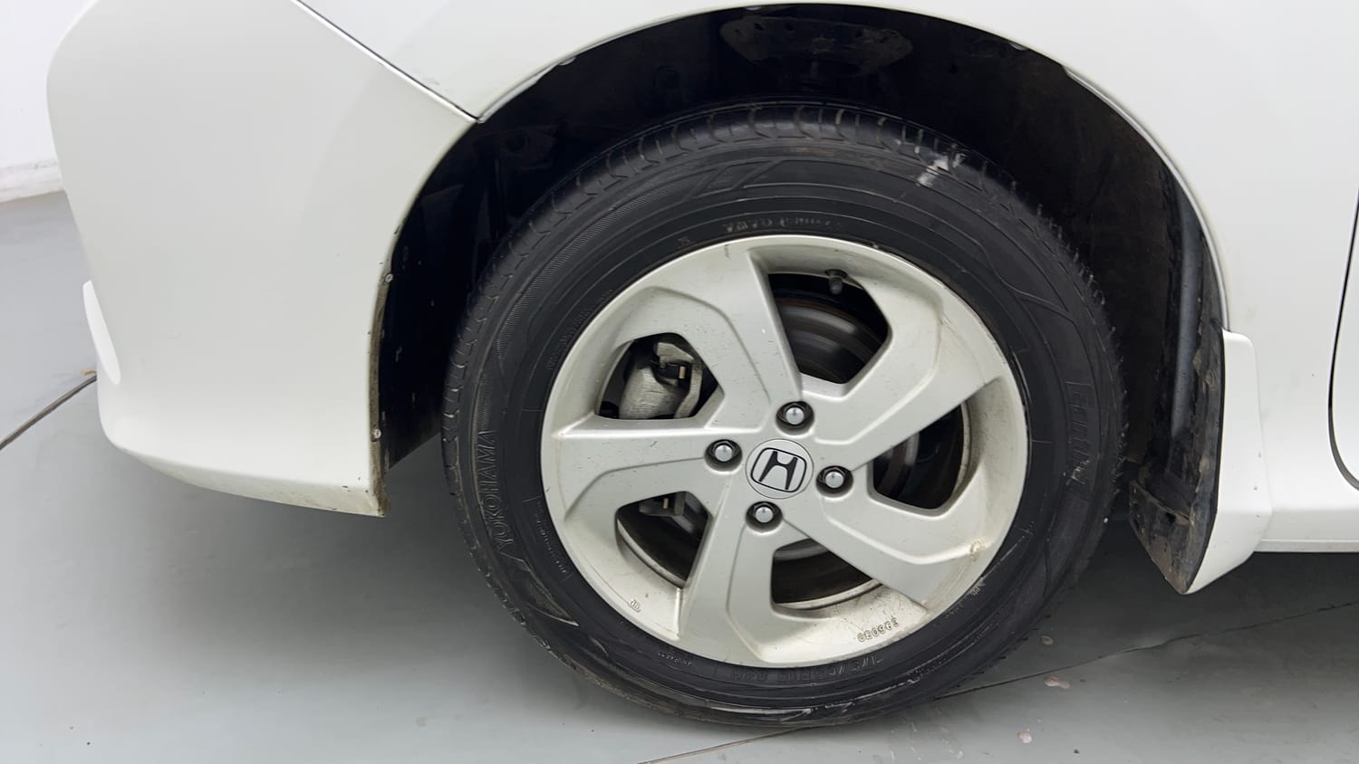 Used 2015 Honda City V Petrol Manual tyres LEFT FRONT TYRE RIM VIEW