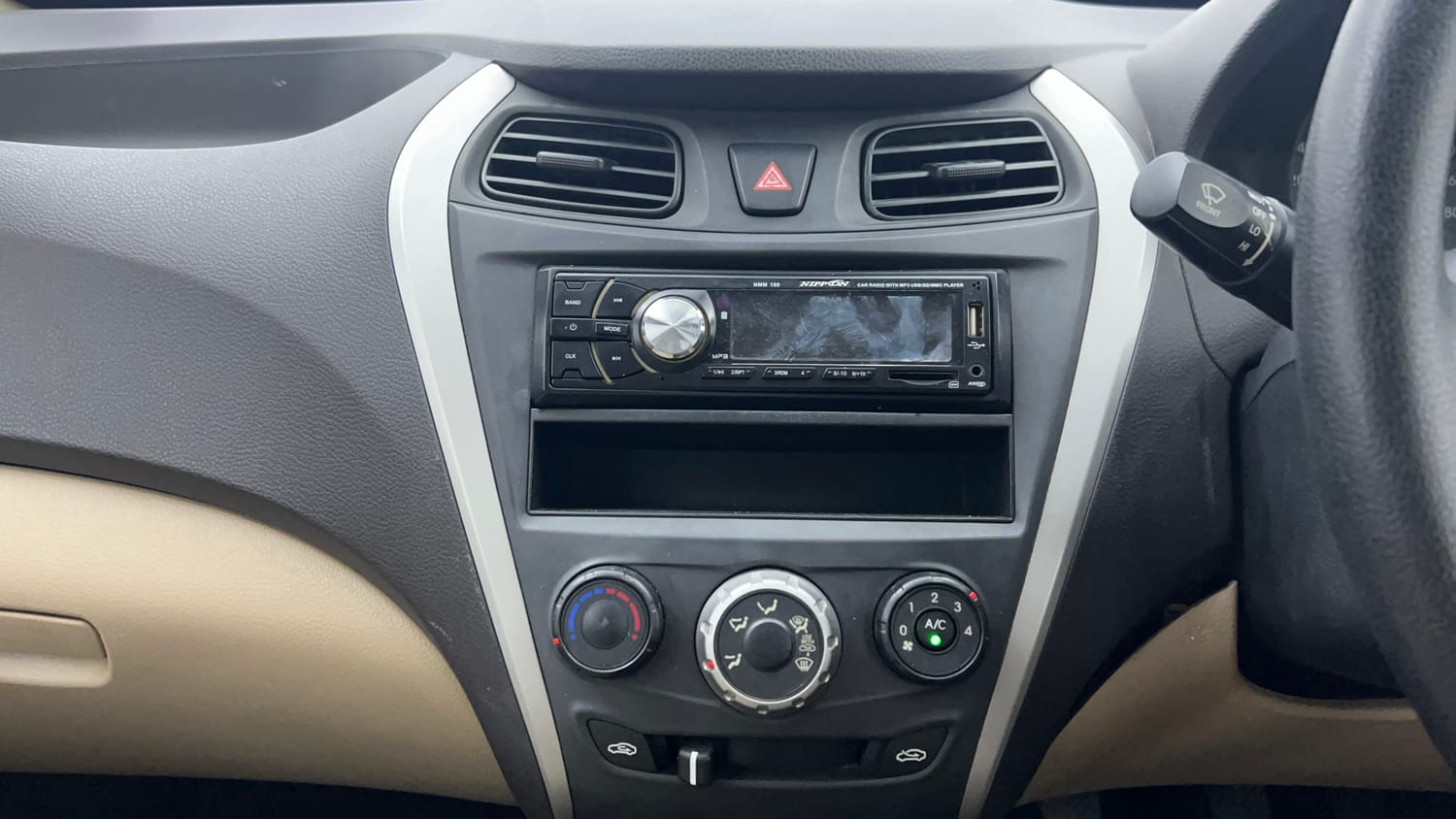 Used 2018 Hyundai Eon Era + AirBag Petrol Manual interior MUSIC SYSTEM & AC CONTROL VIEW